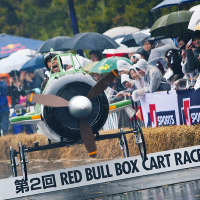 　第2回レッドブル・ボックスカートレースが3月17日に東京都江戸川区の葛西臨海公園で開催され、あいにくの雨にもかかわらず会場には約2万人が来場し、全56チームの独創的なカートたちによるレースを観戦した。