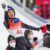 【北京五輪】「鷲のように飛んだ」ジャンプ金メダルの小林陵侑を海外メディアも称賛