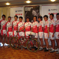 　2月23日に都内でロードレースの国際登録チーム、NIPPOコーポレーション・梅丹本舗・エキップアサダの記者発表が行われた。今季の活動は10カ国・30イベント・100日間のレースをこなす。チームを率いる浅田顕監督（39）は「2010年に日本チームとしてツール・ド・フラン