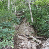 岩場にだらんと垂れる鎖（写真中央）。