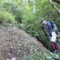 登山中は終始ジマさんとおしゃべり。登山中の会話は、喋る際に自然と息を深く吸うため、疲れにくいという。