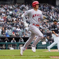 【MLB】負傷交代した大谷翔平、ピザを食べながら「大事を取った」と笑顔　指揮官は復帰について明言避ける