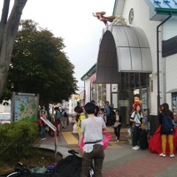石巻駅前、輪行バッグを抱えたサイクリストがたくさん