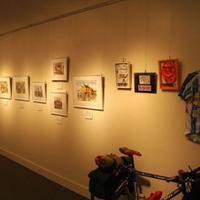 　1994年より毎年ＭＴＢにキャンプ道具を積み、ツール・ド・フランスを追いかけるイラストレーター・小河原政男が東京都町田市のモンベルクラブ・グランベリーモール店で個展「ツール・ド・フランスの風景画」を開催中。