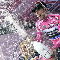 　ジロ・デ・イタリアは5月14日、サンジョルジョ・デルサンニオ～フロジノーネ間の171kmで第9ステージを行い、モビスターのフランシスコホセ・ベントソ（スペイン）が初優勝した。この日は平たんステージながら残り300mで直角コーナーがあり、多くの有力スプリンターが