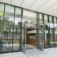 「ブースターカフェ・レント・ア・バイシクル・バイ・スコット」が5月22日の東京スカイツリー開業に合わせて同施設1階にオープンする。スコット社製のクロスバイクなどがレンタルでき、周辺を散策するのに利用できる。カフェでは軽食などがオーダーでき、無料で工具が使