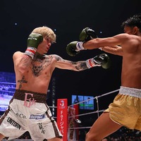 【RIZIN.40】「来年は斎藤裕と対戦」平本蓮、ミスターX・梅野に強烈左フックをお見舞い