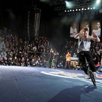 　エナジードリンクブランドのレッドブルは9月8日に国立京都国際会館イベントホールでBMXフラットランドの世界大会、Red Bull Circle of Balance を開催する。世界中から集まった16人のトップライダーが熱い戦いを繰り広げる。