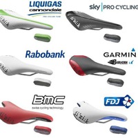 　サドルメーカーのフィジークから毎年恒例の「チームエディション」が入荷した。チームエディションに付属するバーテープは通常品より1mm厚い、3mm厚のクッション性に優れるタイプ。表面には 『:k』ロゴがエンボス加工された、スペシャルなバーテープ。すべて限定品と