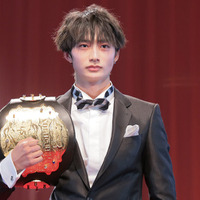 【K-1 AWARDS】W受賞の大久保琉唯、「格闘技を知らない人に感動とパワーを伝えたい」ファンからは「蝶ネクタイ姿格好いい」の声も