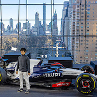 【F1】「今季は最高の走りを見せる」と角田裕毅　アルファタウリがNYファッション・ウィークで2023年の新車発表