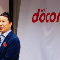iPhone 6の発売開始は午前8時。これに先立ち、NTTドコモの加藤薫社長が挨拶。