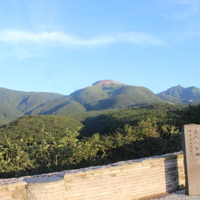 恋人岬から見た那須岳（茶臼岳、朝日岳）。