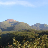 向かって左が茶臼岳（1,915ｍ）、右が朝日岳（1,896ｍ）。こうして見ると、朝日岳が険しい岩山であることがわかる。三本槍岳の姿は見えず。