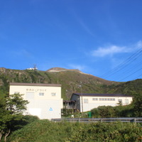 恋人岬から少し車を走らせると、那須ロープウェイの山麓駅に到着。茶臼岳山頂がすぐ近くに見える。