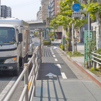 構造分離された自転車道の悪しき例として知られる京葉道路。その問題はブログ氏も指摘する