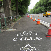 　疋田智の連載コラム「自転車ツーキニストでいこう」の第44回が公開された。今回のテーマは「都道３１９号線にここまでコケにされて警察は平気なのか」と題して、現在工事中の「歩道の中に自転車道をつくる」という問題点を指摘している。