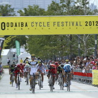 　お台場サイクルフェスティバルが8月18日に東京都・お台場エリアで開催され、全日本実業団自転車競技連盟のシリーズ戦として行われたJBCF湾岸クリテリウム2012でチーム右京の辻善光が優勝した。