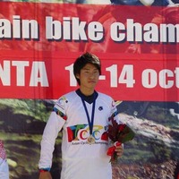 　MTBのアジア大陸選手権が10月10日から14日までレバノンで開催され、ダウンヒル男子で清水一輝（アキファクトリー）が2位に3秒285の差をつけて優勝し、アジア大陸チャンピオンの称号を獲得した。