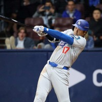 【MLB】大谷翔平、ダルビッシュからの“ド軍初安打”に真美子さんも歓喜　「祝う妻の姿がすべて」と祝福シーン紹介