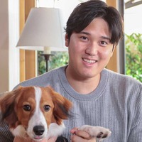 【MLB】「心強いサポーター」大谷翔平の愛犬・デコピンが本拠地デビュー、“おめかし”姿で球場内を散策