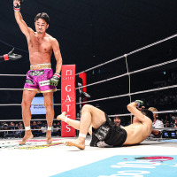 【RIZIN.47】「やっぱり強い」梅野源治、開始5秒で“爆ヒジ”炸裂……2度のダウン奪い死闘を制す　解説席のYA-MANも称賛