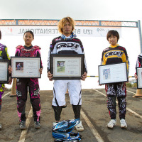　全日本BMX連盟が今年度よりJBMXFアワードを新設し、優れた活躍のあった選手を表彰する。今年度は世界選手権大会の決勝進出者とジャパンシリーズエリートクラスポイントランキング1位の選手が選出され、11月18日に行われた伊豆BMX国際開会式で写真入りのパネルを記念品