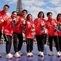 「ウォォ！すごい！」フィギュア坂本花織、2年半越しのメダル授与式が実現　レスリング文田健一郎の金メダルを手に大興奮【パリ五輪2024】