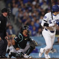 【MLB】大谷翔平、安打で出塁し牽制で挟まれるも……間一髪でタッチかわして帰塁　米メディア「とんでもない窮地から逃れた」