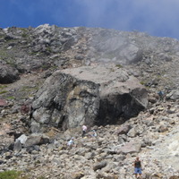 茶臼岳の大きな岩。この写真では、近くにいる人と比較するとその大きさがわかる。
