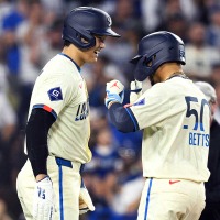 【MLB】大谷翔平、ベッツ18号に“ガッツポーズ”でダイヤモンド一周　本塁では笑顔で喜びを分かち合う