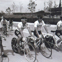 　日直商会は自転車と自転車関連部品の問屋として1908年（明治41年）に、東京・神田で日向直次郎が創業。苗字と名前を1字ずつ取って社名とした。以来105年間、海外の自転車を中心に輸入・販売してきた。メーカーではないため、一般には馴染みが薄いが、日本の自転車その