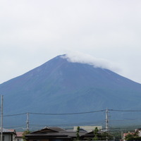 悩みに悩んだ山選び。金時山か、三ツ峠山か。結局、三ツ峠山を選ぶ。富士山の頂上には常に雲がかかっていたが、綺麗な裾野を拝むことができた。