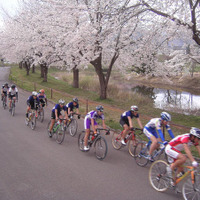 　全日本学生ロードレースシリーズ第1戦は4月21～22日、長野県飯山市の「針湖池」外周を回る１周1.15kmの一般道路で開催された。
　飯山市では初めての自転車競技大会で、ロードレースの一種である「クリテリウム」形式のレース。クリテリウムとは、１周の周長が比較的