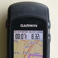 GPSの探索結果（ピンク）と読み込んだルート（緑）の両方を表示したところ。前者では目的地までの時間や距離を表示できる