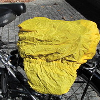【津々見友彦の6輪生活】ゴムロープが襲いかかる！…自転車乗車時、荷物をどう運ぶ？