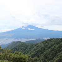 頂上からの富士山の眺望。山頂付近には常に雲が。