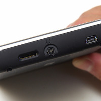 左側面はmicroSDカードスロット、ヘッドフォン端子、USB端子がある。USB端子は相変わらずマイクロではなくミニ形状