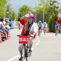 　自転車と温泉を結びつけるイベント「温泉ライダー」の普及を目的とした「温泉ライダー憲章」が4月1日に制定された。自然を五感で感じられる自転車。古来から多くの人に親しまれている温泉。両者を結びつけるイベントの普及を通し、全国各地の温泉、自然、歴史、食、工