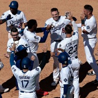 【MLB】崖っぷち救った、フリーマンの値千金逆転サヨナラ適時打　大谷翔平が歓喜の生還「とにかくホームまで全力で行こうと」