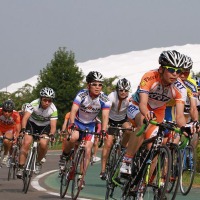 「あついぞ！熊谷　バーニングマンレース’13」と題した真夏の自転車耐久イベントが7月27日に埼玉県熊谷市の熊谷スポーツ文化公園で開催される。暑い時期に最も暑い場所で熱い戦いを繰り広げる。事故防止の意味も含め「クーリングステーション」「ドリンクステーション