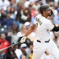 【MLB】パドレスの“ドジャース追撃”に暗雲……正遊撃手ボガーツ、痛恨の左足骨折で離脱　10年連続2桁アーチ好守の32歳