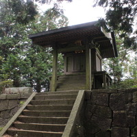 加波山神社本宮本殿。この辺りがたぶん頂上？　看板が見当たらないが、この直下に三角点がある。