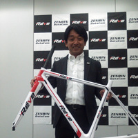 片山右京と育成チームが来季使用する超軽量カーボンバイク発表 画像