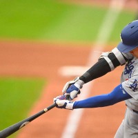 【MLB】大谷翔平、泳いだ当たりが逆方向へ“フェン直”二塁打　公式驚愕の打撃で好機演出