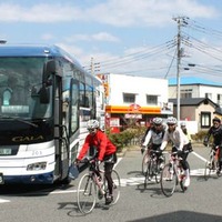 　国際興業トラベルが運行する「サイクリングバスツアー」は6月15日に「御殿場・小山コース」を催行し、その参加者募集が始まった。走行するコースは高原の緩やかな傾斜を走行する42.1km（初心者コース）と、山登りの区間のある45.7km（初級者コース）で、 富士山を眺め