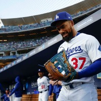 【MLB】ロバーツ監督、テオスカーの守備力は“及第点”の評価「シーズン終盤では……少なくとも平均レベルだった」　トレード話にも言及