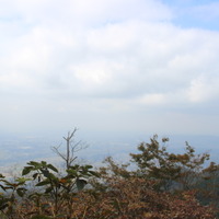 頂上付近の神社から見た風景。ガスってはいるが、田園風景が心を穏やかにしてくれる。