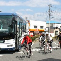 　国際興業グループが運行する「サイクリングバスツアー」は景色のよい場所だけサイクリングを楽しむことで人気だが、7月6日と同20日に山梨県・富士４湖めぐりコースが行われ、現在その参加者を募集中だ。バスで移動するので時間や体力に余裕ができ、食事や温泉なども楽