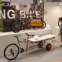 東京サイクルデザイン専門学校の展示に足を止める人（サイクルモード14）